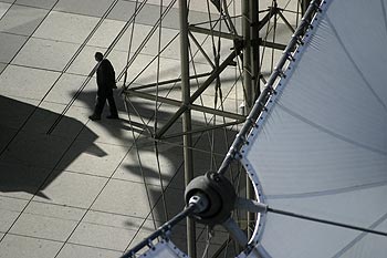 Sous la voile de l'Arche - La Défense - © Norbert Pousseur