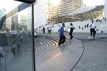 Sortie du RER devant l'Arche - La Défense - © Norbert Pousseur