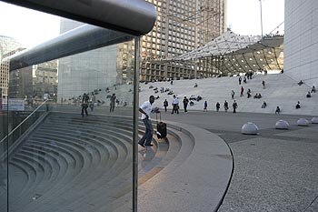 L'entrée du RER devant l'Arche - La Défense - © Norbert Pousseur