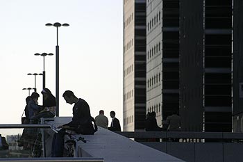 Lecture pause de midi - La Défense - © Norbert Pousseur