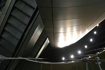 Escalier de descente de l'Arche - La Défense - © Norbert Pousseur