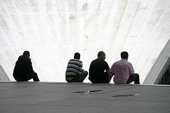 Pose de midi devant le toit en voile du Cnit - La Défense - © Norbert Pousseur