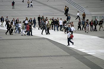 Déambulation de foule sur la dalle - La Défense - © Norbert Pousseur