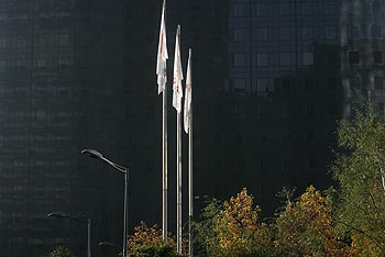 Drapeaux sur fond de bureaux - La Défense - © Norbert Pousseur