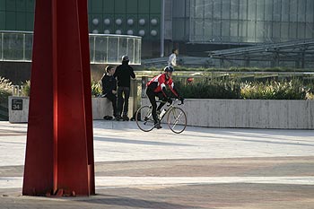 Coureur cycliste habillé de rouge - La Défense - © Norbert Pousseur