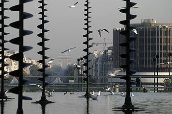 Le plan d'eau et les sculptures de Panayotis Vassilakis - La Défense - © Norbert Pousseur