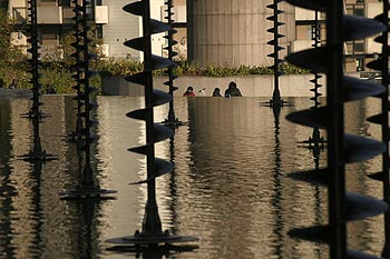 Le plan d'eau et les sculptures de Panayotis Vassilakis - La Défense - © Norbert Pousseur