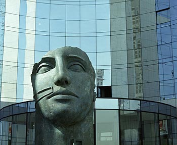 Sculpture d'Igor Mitoraj en entrée d'immeuble - La Défense - © Norbert Pousseur