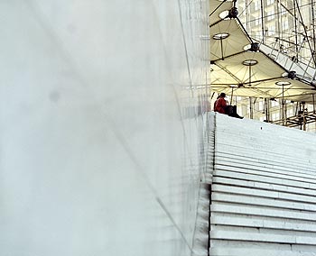 Sur l'escalier avant de l'Arche - La Défense - © Norbert Pousseur
