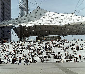 L'escalier avant de l'Arche à midi - La Défense - © Norbert Pousseur