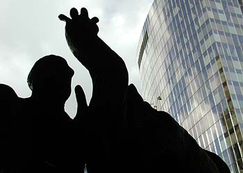 Tête et main dressées vers les tours - La Défense - © Norbert Pousseur