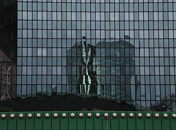 Ombre et reflet de verre - La Défense - © Norbert Pousseur