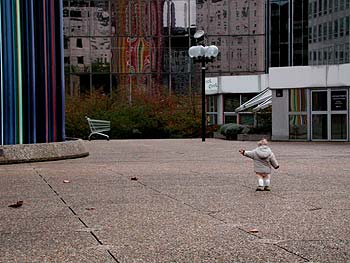 Enfant sur l'esplanade centrale - Défense - © Norbert Pousseur