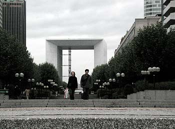 Passants devant l'Arche - La Défense - © Norbert Pousseur