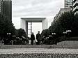 © Norbert Pousseur - Quartier La Défense - Paris - Promeneurs devant l'Arche de la Défense