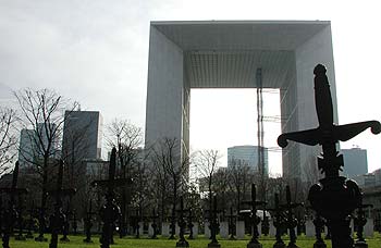 Nouveau cimetière de Neuilly sur fond d'Arche - La Défense - © Norbert Pousseur