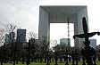 © Norbert Pousseur - Quartier La Défense - Paris - Cimetière de Neuilly sur fond d'Arche