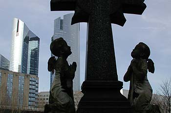 Angelots en prière et croix devant les tours - La Défense - © Norbert Pousseur