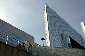 Tour-bateau fendant le ciel - La Défense - © Norbert Pousseur