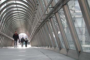 Passage couvert en tunnel de verre - La Défense - © Norbert Pousseur