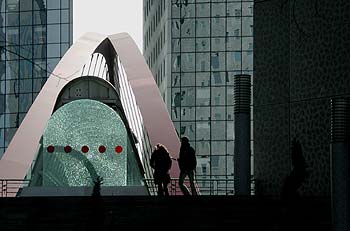 Entrée du passage en tunnel de verre - La Défense - © Norbert Pousseur