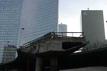 Chaussée interrompue - La Défense - © Norbert Pousseur