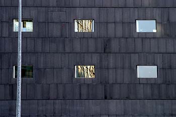Fenêtres sur mur triste - La Défense - © Norbert Pousseur