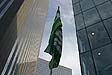 © Norbert Pousseur - Quartier La Défense - Paris - Drapeau de traveaux sur l'esplanade de la Défense