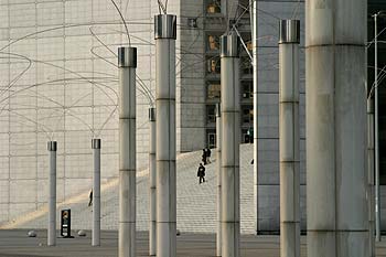 Les colonnes autour de l'Arche - La Défense - © Norbert Pousseur