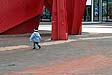 © Norbert Pousseur - Quartier La Défense - Paris - Enfant sur l'esplanade de la défense