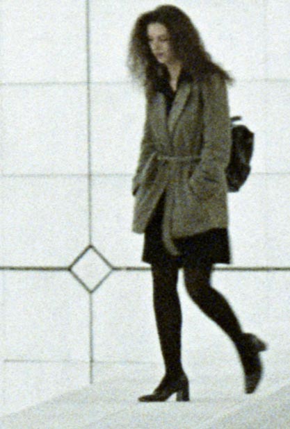 détail grandeur réelle - jeune femme sur marches de la Défense - original neg 6x6