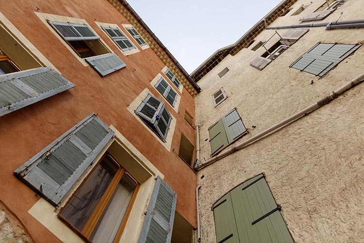 Facade habitée et l'autre non, à Draguignan - © Norbert Pousseur