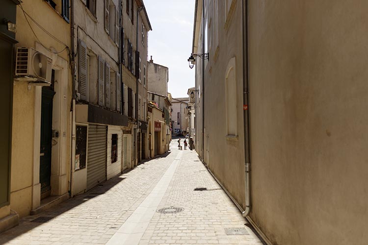 Rue de Draguignan, vide sous le soleil - © Norbert Pousseur