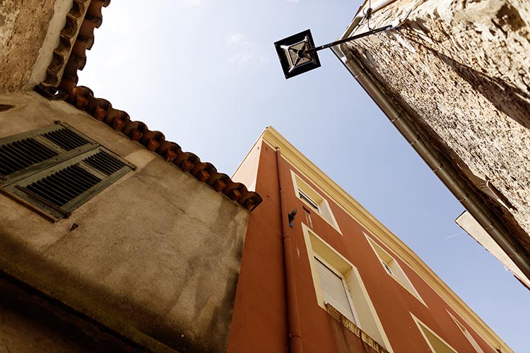 Façades en quinqcnce  à Draguignan - © Norbert Pousseur
