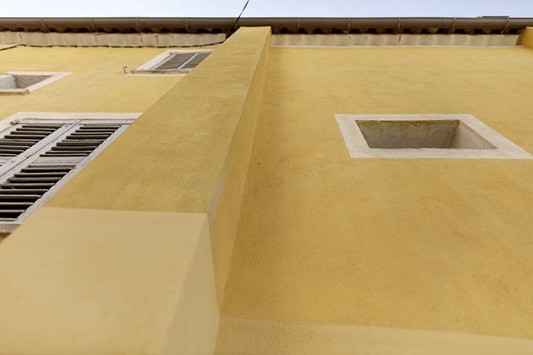 Façade jaune presque uniforme, à Draguignan - © Norbert Pousseur