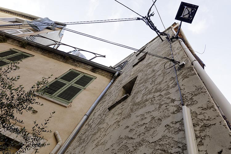 Façade grise de bêton contre une peinte couleur paille, àDraguignan - © Norbert Pousseur