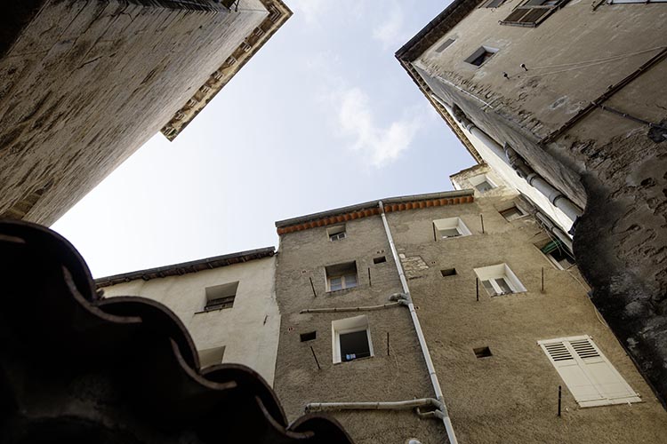 Ancinnes façades grises à Draguoignan - © Norbert Pousseur