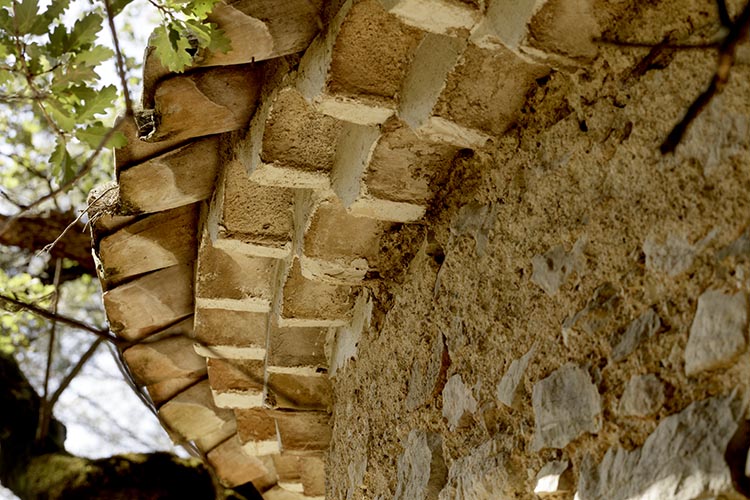 Parements entre le mur et le bord de toit à Draguignan - © Norbert Pousseur