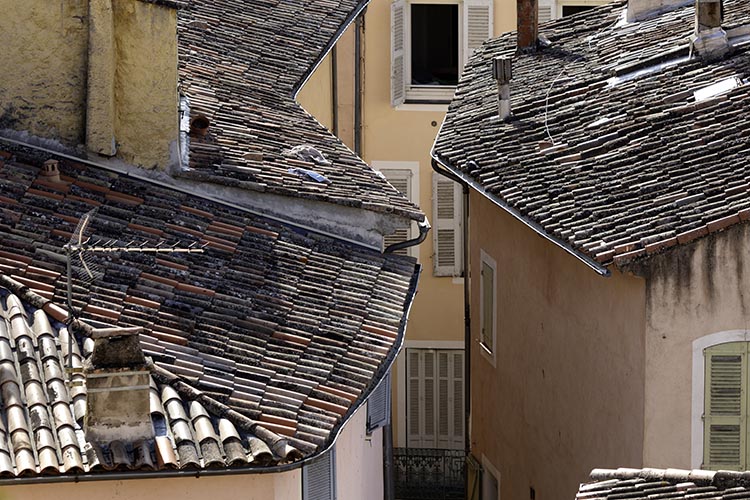 Toits épousent le tracé des rues à  Draguignan - © Norbert Pousseur