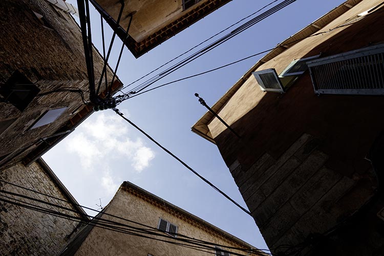 Coins de toits dans le cile Draguignan - © Norbert Pousseur