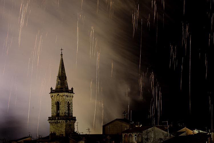Feu d'artifice du 14 juillet sur le clocher de Draguignan - © Norbert Pousseur