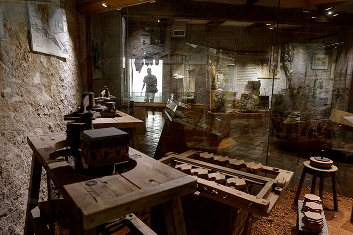 La vitrine des tomettes au Musée des ATP de Draguignan © Norbert Pousseur
