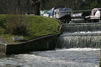 Dénivelé de la rivière navigable Wey, dans le Surrey - © Norbert Pousseur