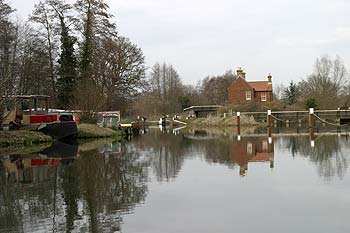 Port et auberge sur la rivière Wey du Surrey - © Norbert Pousseur