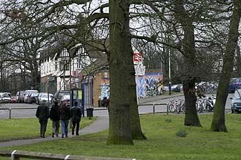 Allée vers la gare de West Byfleet dans le Surrey - © Norbert Pousseur