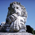 Lion dormant  trônant sur la terrase du château - Ferrières - © Norbert Pousseur