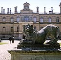 Un des lions accroupis dans la cour d'entrée du château - Ferrières - © Norbert Pousseur