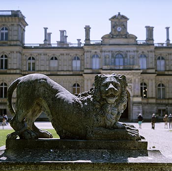 Le deuxième lion accueillant les visiteurs du château - Ferrières - © Norbert Pousseur