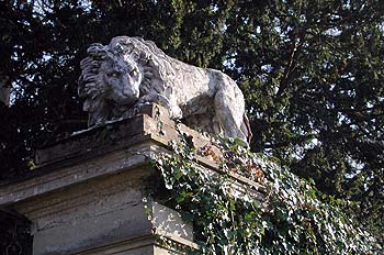 Lion à l'entrée condamnée du château de Ferrières - © Norbert Pousseur