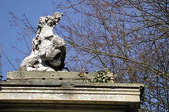 statue cassée de lion à une entrée du château de Ferrières - © Norbert Pousseur